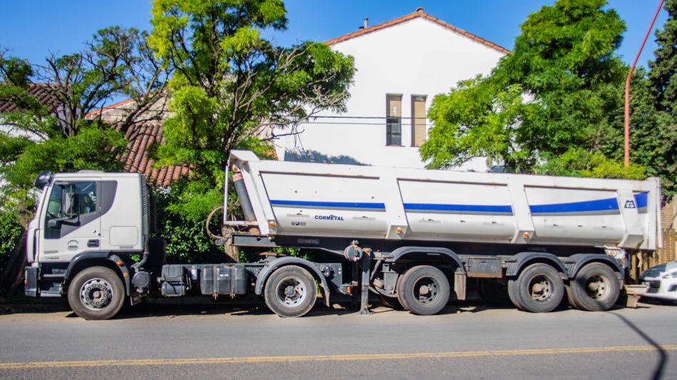 Los vehículos resultan una real incomodidad para quienes circulan por el sector, generando además una importante contaminación visual.
