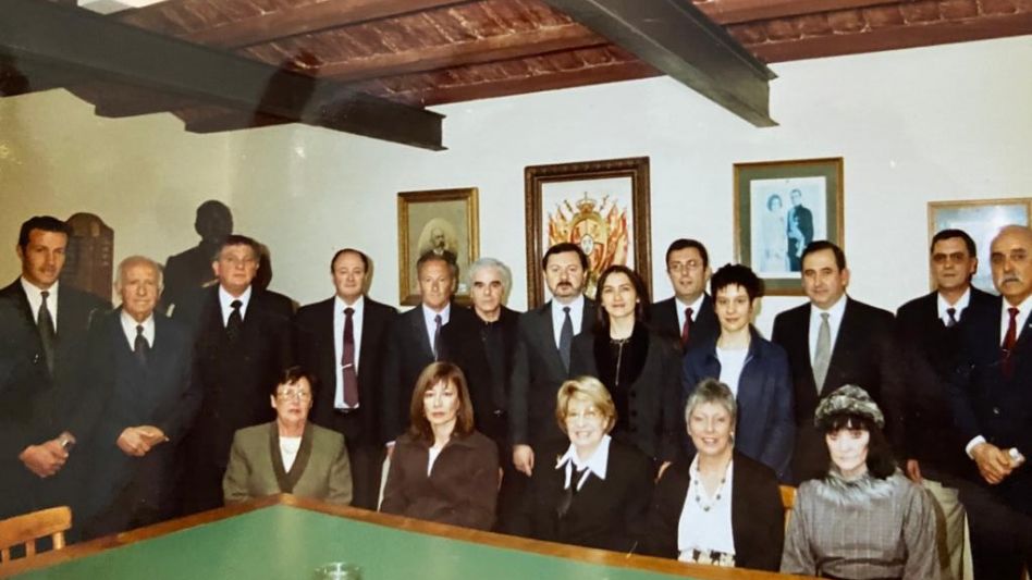 Roberto Kober junto a la Comisión Directiva de la Asociación Española que lideró la reconstrucción del Teatro Español de Azul, titánica tarea que lo tuvo como indiscutido protagonista.