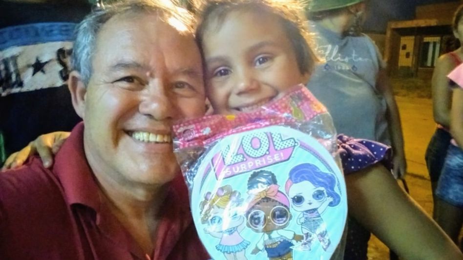Hourcade con uno de los niños que asisten al comedor.            