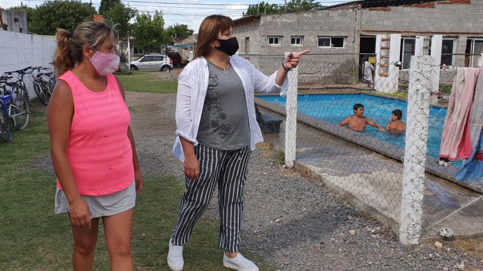 La senadora provincial, junto a Soledad Agostini, el día que recorrió el Centro Cultural Puertas Abiertas.