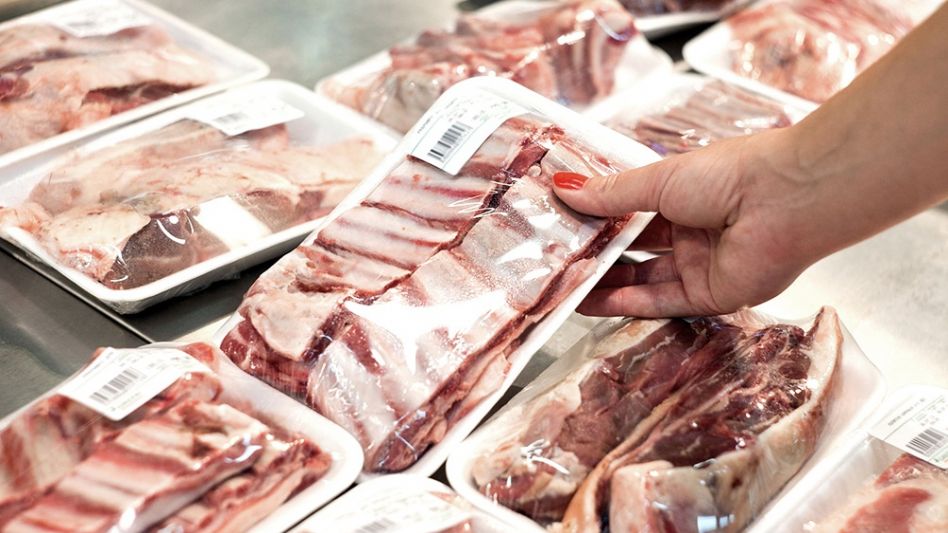 Desde esta semana ya se consiguen los cortes de carne a precios rebajados en supermercados. (Archivo)