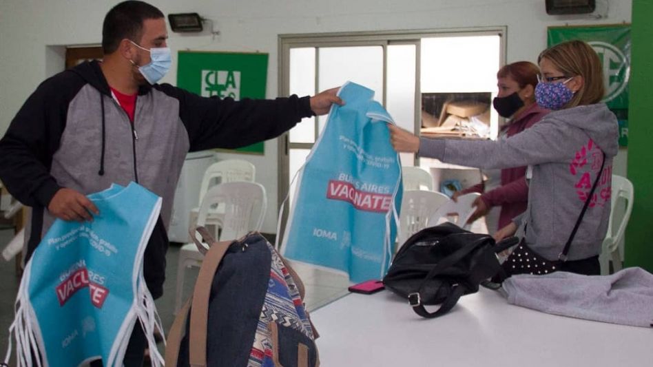 Ayer se recibieron materiales en el punto de vacunación de IOMA, que funciona en la sede de ATE (Lavalle y Bolívar), donde se inoculará a docentes, auxiliares y personal de seguridad.