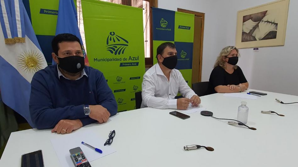 El intendente municipal Hernán Bertellys junto a dos de sus funcionarios, durante la charla por Zoom que tuvieron con Axel Kicillof.