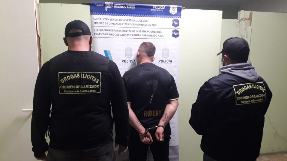 Acusado del delito de ?tenencia ilegítima de estupefacientes?, un joven que fue arrestado el lunes se encuentra detenido. FOTOS: DROGAS ILÍCITAS AZUL/PBA