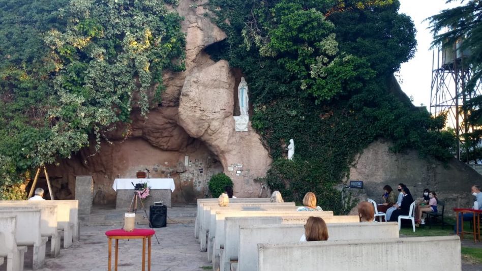 Comenzó a celebrarse la novena de las   Fiestas Patronales de la Virgen de Lourdes  