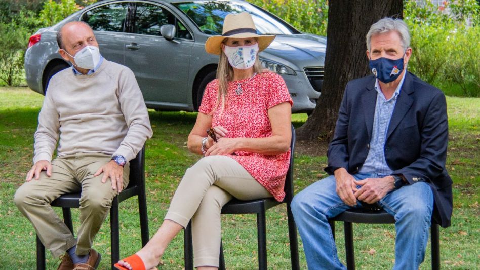 El presidente de CARBAP, Horacio Salaverri, junto a Juliana Romat y Rodolfo Premoli, ayer durante la rueda de prensa. ANGIE DÍAZ JACQUOT