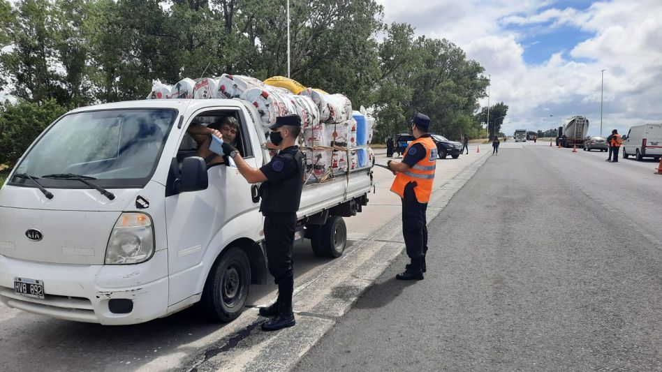 Desde la Federal se continúan realizando controles en Azul. FOTOS: PFA/DELEGACIÓN AZUL