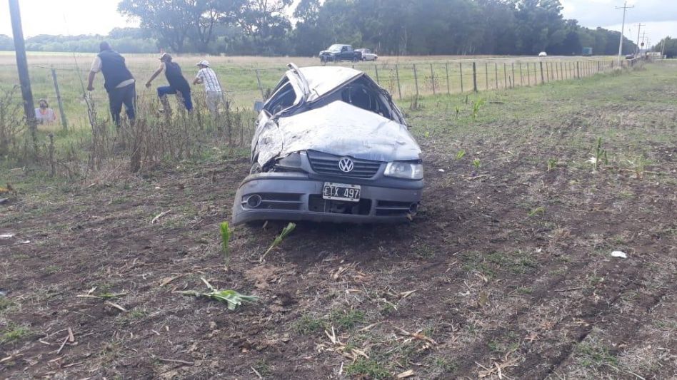 Un Volkswagen Gol Country, el vehículo en el que viajaban la pareja y los tres menores que resultaron heridos en este siniestro vial.  SUBCOMISARÍA CHILLAR/PBA