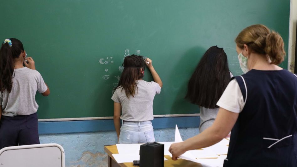 Clases presenciales: en el 25% de las escuelas los alumnos irán todos los días y en el resto, semana por medio