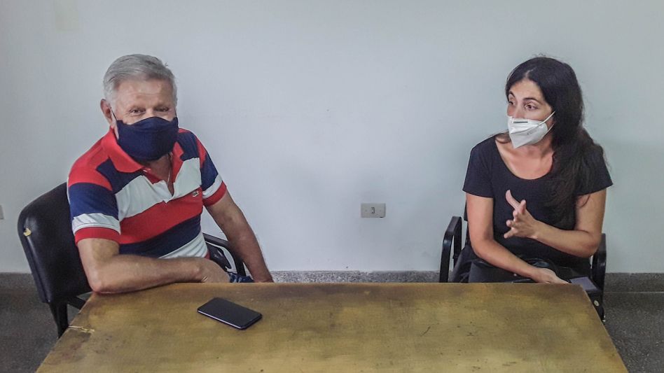 Los representantes del grupo de damnificados por los créditos UVA en Azul, Luis Benavente y Lorena Bustos cuando visitaron la redacción de diario EL TIEMPO.
