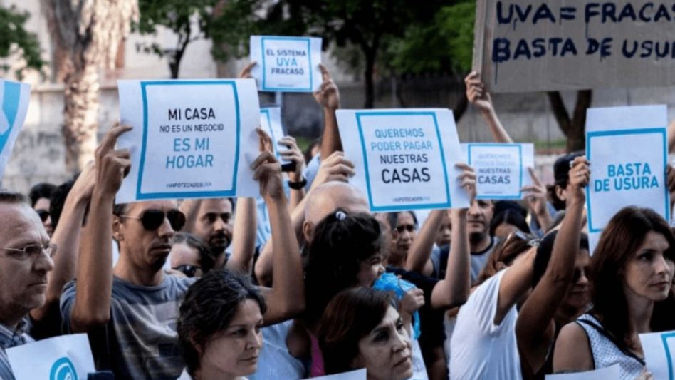 El banderazo y abrazo al Congreso Nacional que se hizo el pasado miércoles, por parte de los argentinos afectados por los UVA. AGUSTÍN SCALCINI