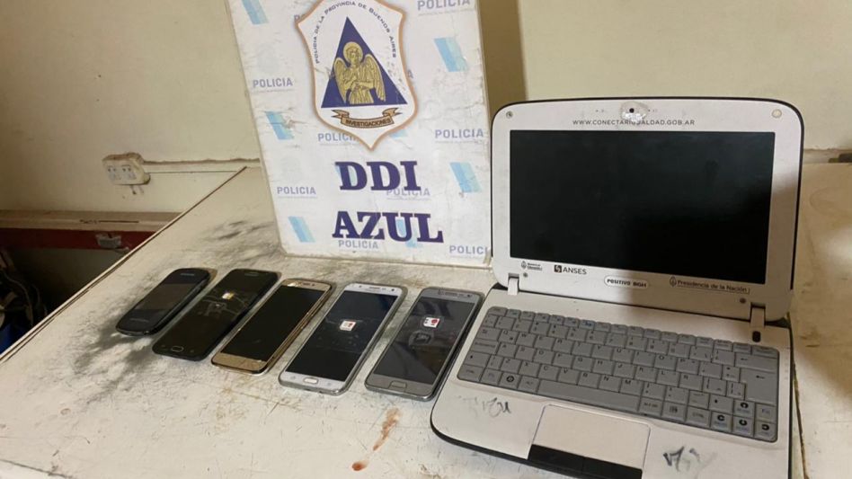Una netbook y varios teléfonos celulares, los elementos que personal policial incautó durante la realización de este allanamiento en una vivienda de Azul. DDI AZUL