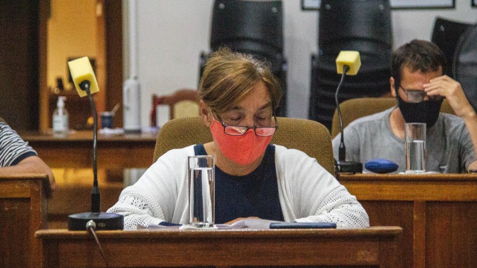 La concejal María Inés Laurini durante la sesión extraordinaria que se realizó el pasado día martes, en el Concejo Deliberante de Azul. ANGIE DÍAZ JACQUOT
