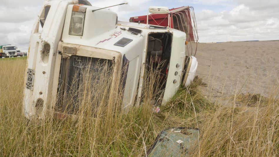 Alrededor de la hora diez de ayer, a unos diez kilómetros de Azul, en la Ruta 3 chocaron un auto y un camión que después volcó. FOTOS: NICOLÁS MURCIA