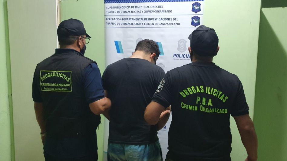 Un joven acusado de vender drogas, ahora está detenido. Transitoriamente permanece alojado en la Estación de Policía Comunal de Tapalqué. DROGAS ILÍCITAS AZUL/PBA