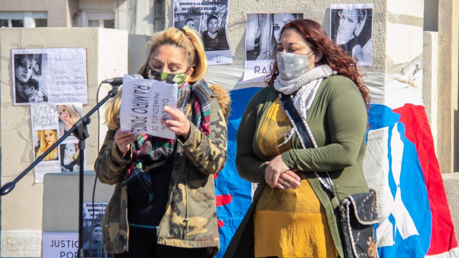 Una de las marchas que se realizó en Azul para pedir justicia por un brutal ataque a una mujer, que terminó muriendo.