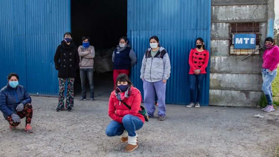 Las recicladoras del MTE seguirán trabajando en el galpón de calle Tandil y colectora de la Ruta Nacional 3, la Comuna se comprometió a seguir aportando para el pago del alquiler del mismo. ARCHIVO/AN