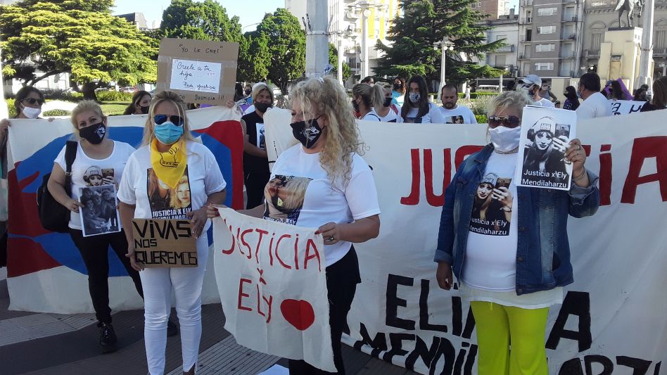 El momento donde luego de concentrarse en la plaza San Martín, las referentes de las organizaciones y familiares dialogaron con este diario.