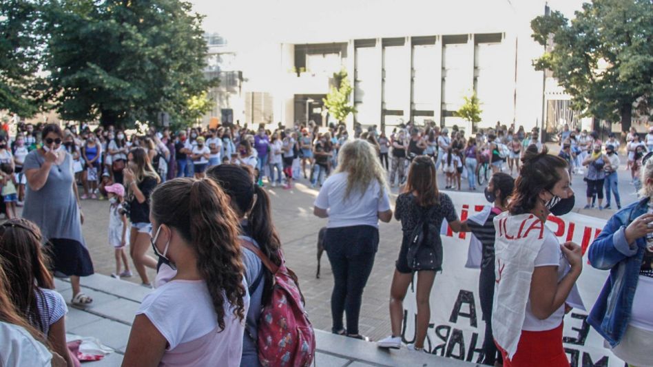 La columna de manifestantes llegó al Palacio de Tribunales de Azul, donde se reclamó por las causas sin resolver, relacionadas con violencia y abusos. ANGIE DÍAZ JACQUOT