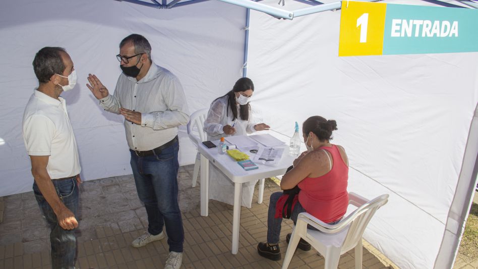 Joaquín Propato y Gustavo Gómez, coordinadores de la campaña de vacunación, durante la jornada donde se comenzó a vacunar en la Escuela N°14.