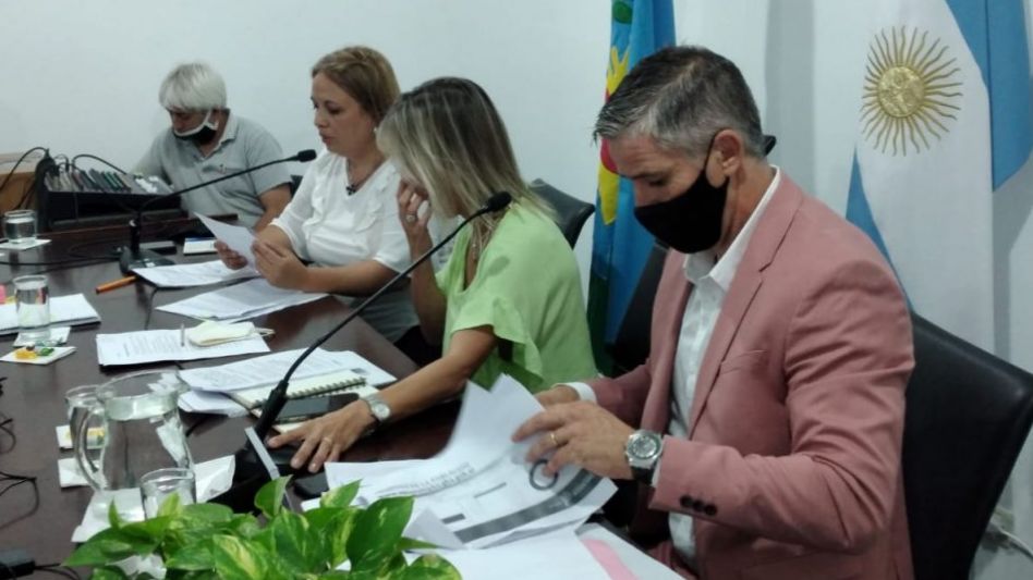 Denuncian que concejales del FdT y funcionarios de Navarro recibieron la vacuna