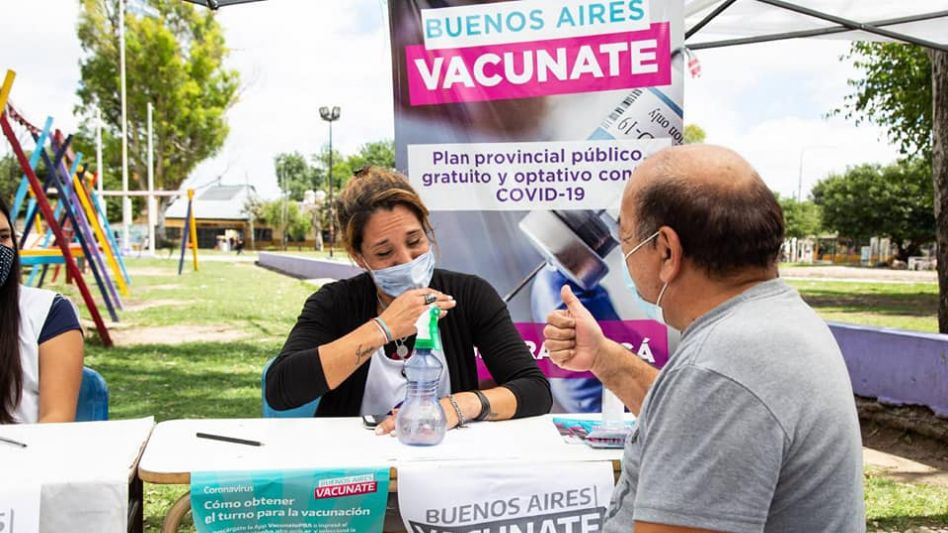 En agosto estarán inmunizados todos los grupos de riesgo si llegan las vacunas, estiman en Provincia