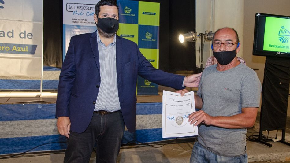 El Jefe de Gabinete, Alejandro Vieyra, realizando la entrega de uno de los documentos.
