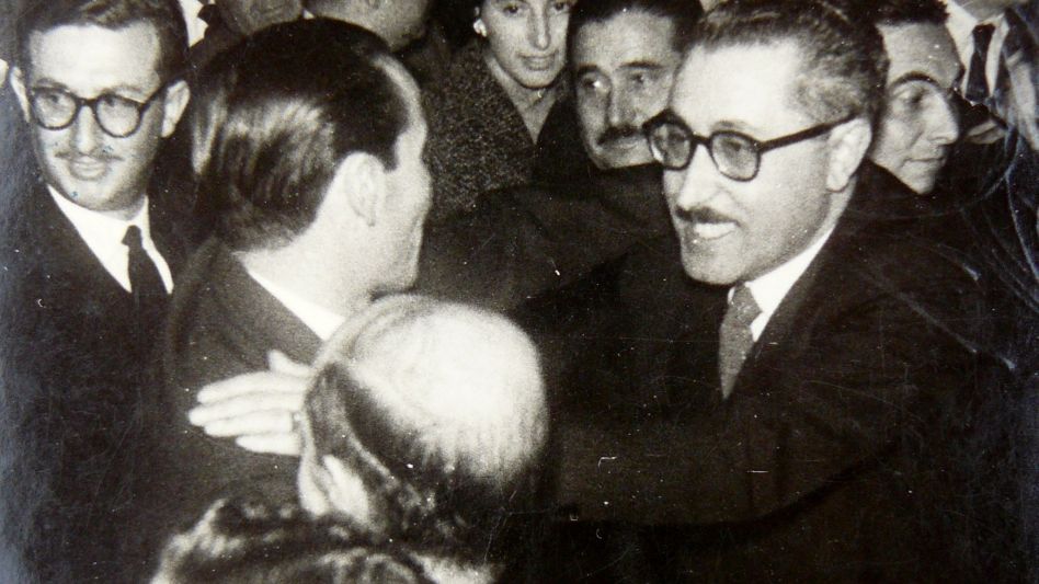 El día que asumió como Intendente una multitud lo acompañó en el veredón municipal al que Amado Diab salió a saludar sumamente emocionado.