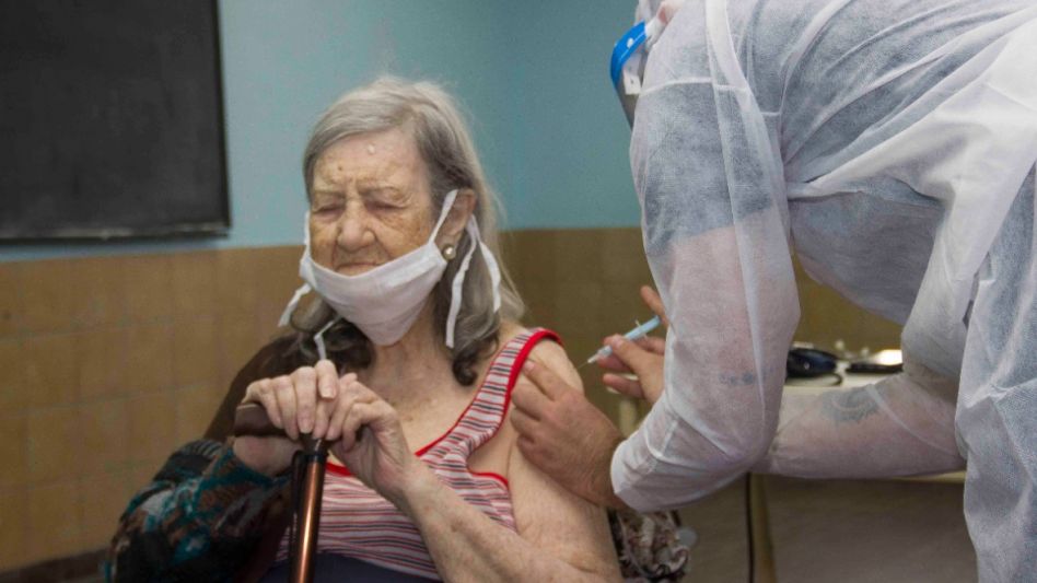 Una vecina en el momento que es inoculada contra el coronavirus.  GENTILEZA/GUILLERMO FITIPALDI