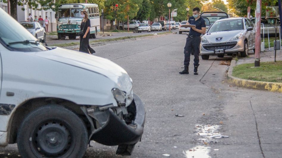 Una mujer que guiaba un auto fue llevada al hospital, luego de chocar con un utilitario en Mitre y Rivadavia. FOTOS: ANGIE DÍAZ JACQUOT