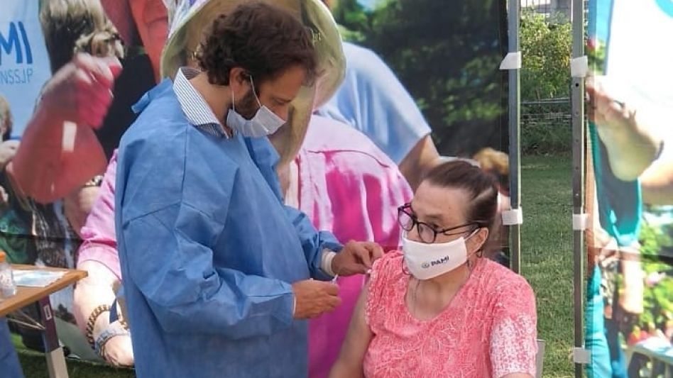 Desde la UGL XXX de PAMI se informó que se inoculó ayer contra el Covid 19 en Cacharí a residentes y personal del Hospital Municipal ?Casellas Solá? y del Hogar Lencioni. PRENSA PAMI