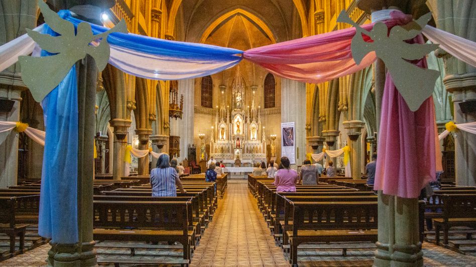 Ayer se celebró la Santa Misa al igual que todos los días hábiles a las 20 en Catedral.   ANGIE DÍAZ JACQUOT