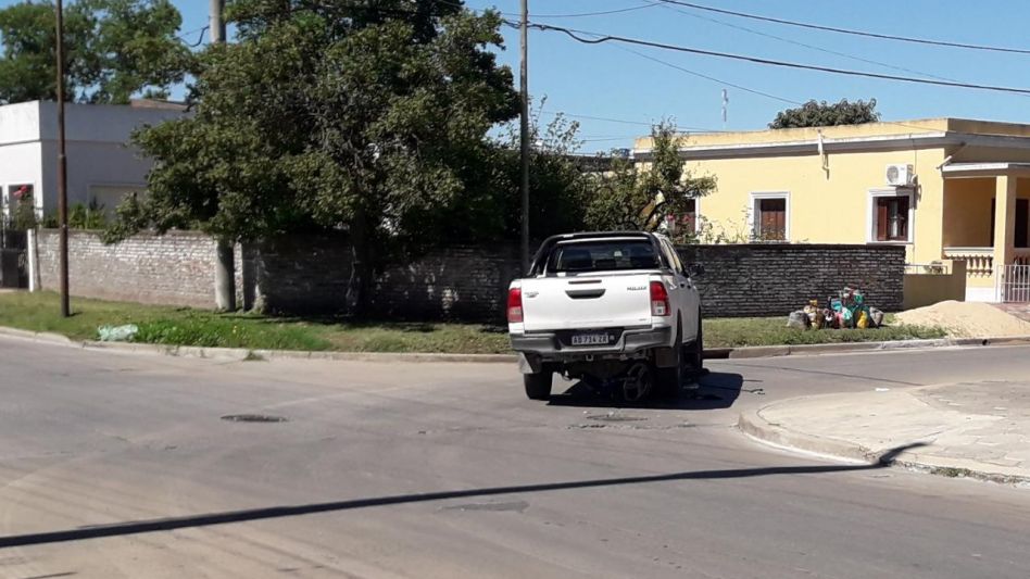 Circulaba en moto y una camioneta lo pisó
