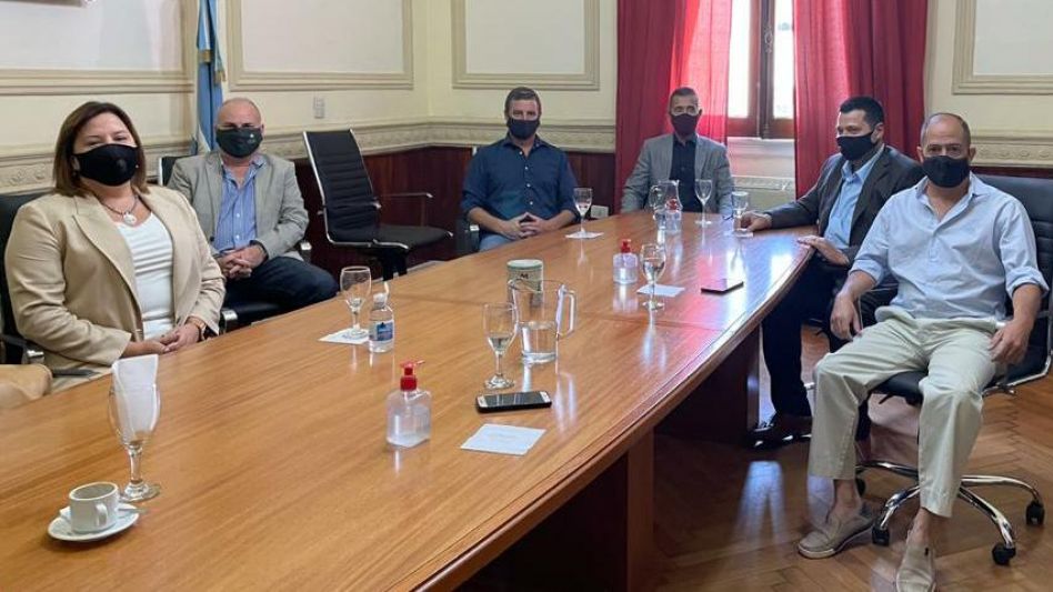  Tuvo lugar ayer en La Plata un encuentro en la sede del Instituto Provincial de Lotería y Casinos para analizar la situación del hipódromo local. PRENSA MUNICIPAL 