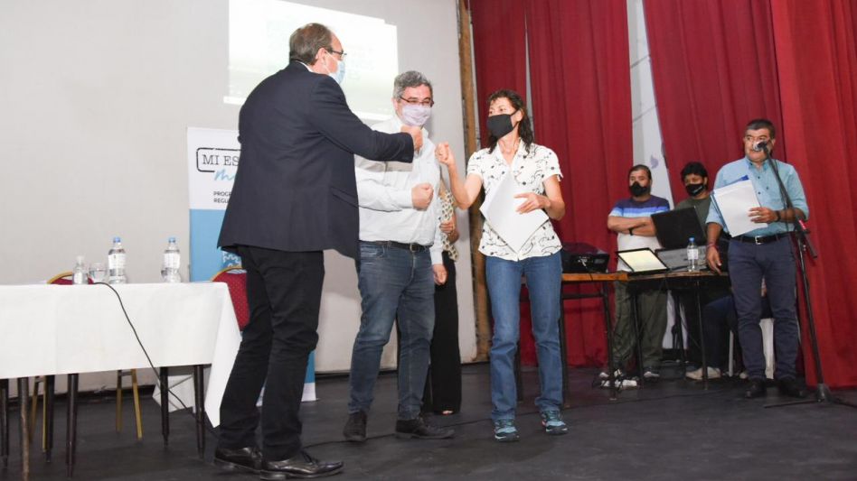 Entrega de escrituras en el Cine Teatro Español