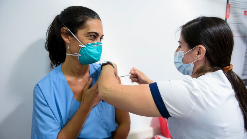 Aseguran que ya se vacunó al 85% del personal de salud y que casi no hay internaciones por Covid