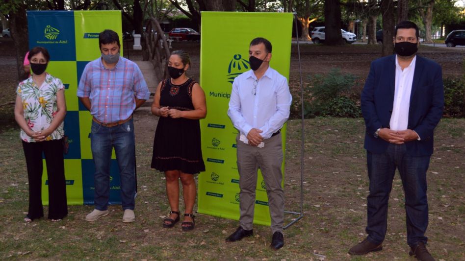 Autoridades municipales en el acto homenaje en el Parque Municipal, el pasado miércoles.   PRENSA MUNICIPAL.