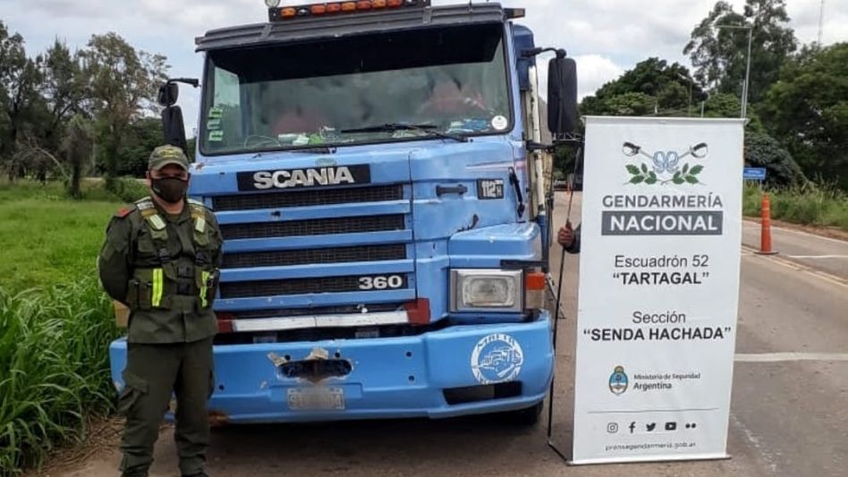 Gendarmería Nacional Argentina decomisó 2 cargamentos que contenían 107.000 kilos de soja a granel sin documentación respaldatoria ni carta de porte legal que eran trasladados en la provincia de Salta