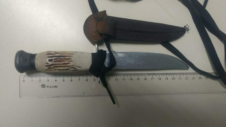 Durante el procedimiento que derivara en la aprehensión del ahora imputado, personal policial incautó un cuchillo que habría utilizado para amenazar a una vecina.