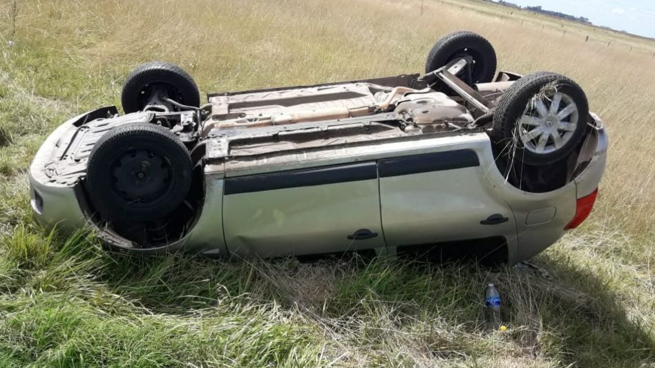 Un Renault Sandero que se despistó y volcó este sábado en la Ruta 3. Sus cuatro ocupantes no sufrieron lesiones. VIAL AZUL/PBA