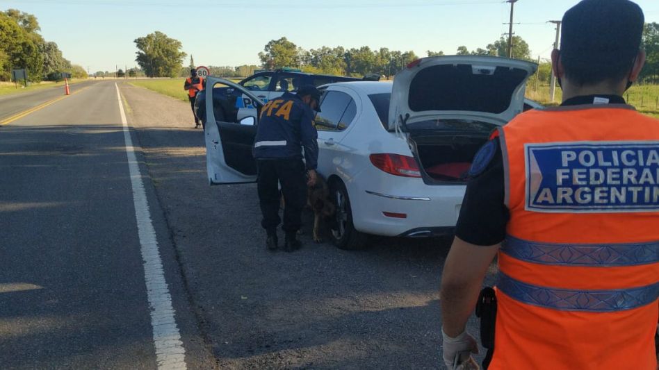 Agentes de la Federal siguen haciendo controles en la ciudad, en el marco del operativo ?Verano Seguro?. FOTOS: POLICÍA FEDERAL/DELEGACIÓN AZUL