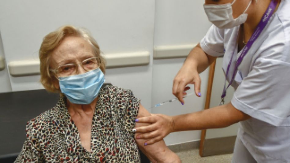  La vacunada número 1 millón en la Argentina es una mujer de 90 años