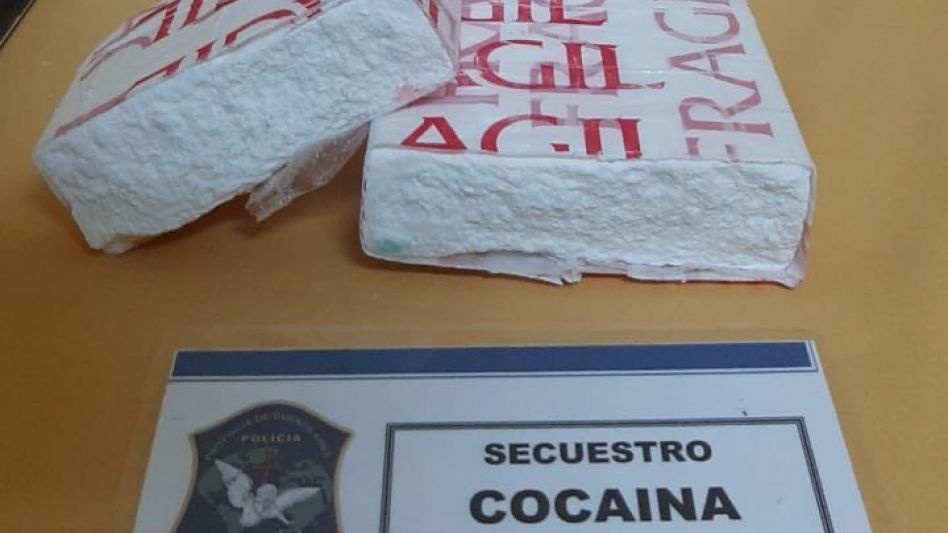 El ladrillo de cocaína que fuera incautado era llevado en el baúl del auto en el que viajaban los ahora detenidos. DROGAS ILÍCITAS AZUL/PBA 
