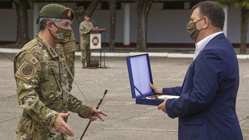 El jefe del Estado Mayor del Ejército Argentino, Agustín Cejas entregó al intendente Bertellys un recordatorio por el centenario de la institución. 