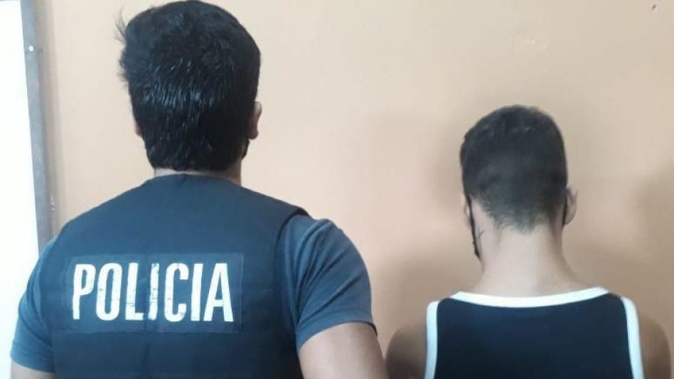 Transitoriamente, el acusado de esta infracción a la ley de estupefacientes está detenido en la comisaría primera local. SECCIONAL PRIMERA AZUL/PBA