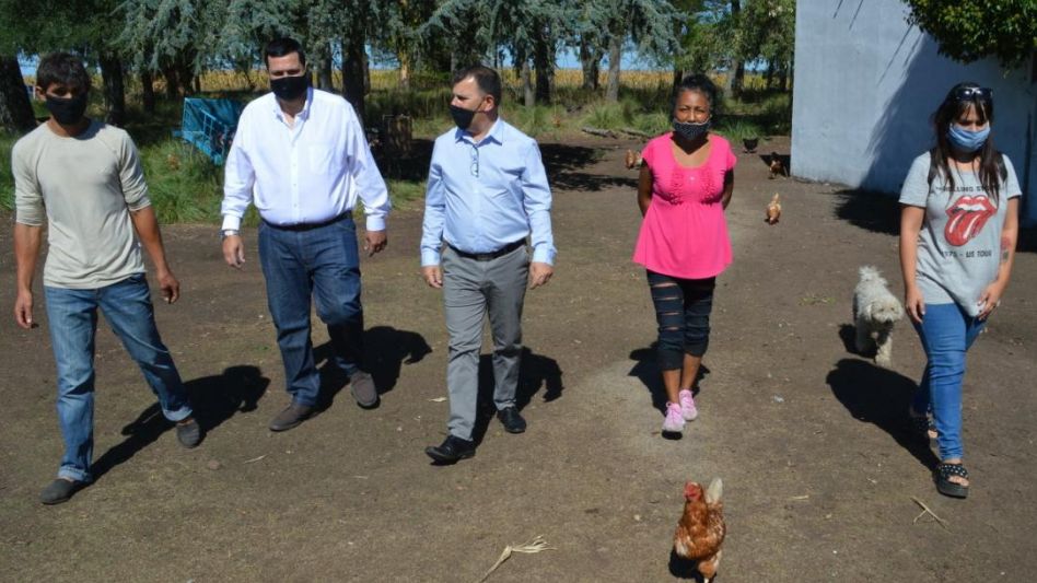 Visita del intendente Bertellys a un emprendimiento familiar