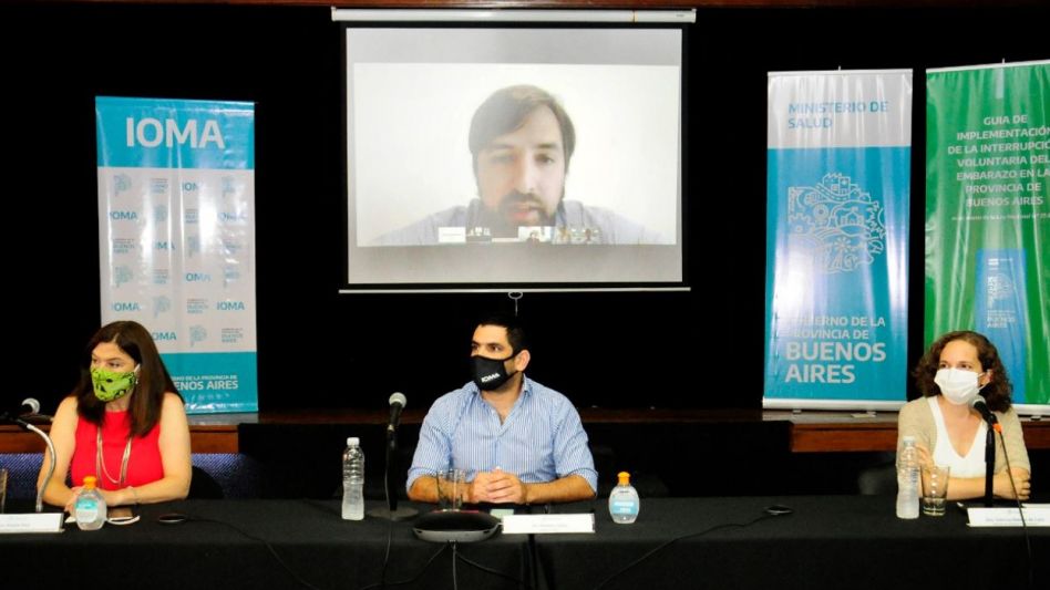 La Ministra Estela Díaz (izq.), Homero Giles, la médica Sabrina Balaña y, en forma remota en la pantalla, el Viceministro de Salud de la provincia Nicolás Kreplak.