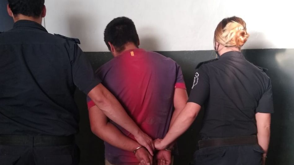 El mayor de edad arrestado por este intento de robo es un albañil que tiene 19 años. Ayer fue indagado y se negó a declarar. Su aprehensión podría ser convertida en detención. SECC PRA AZUL/PBA