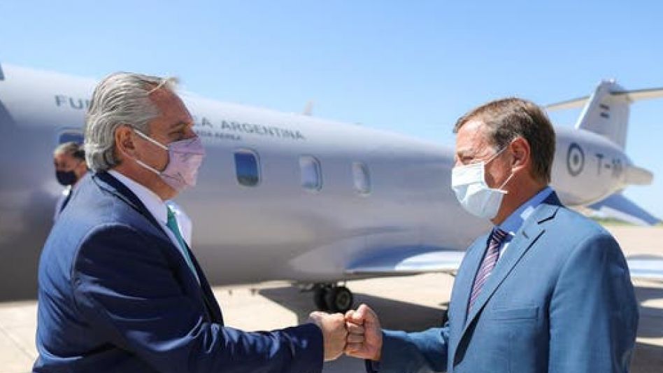 Fernández al arribar a Mendoza, con el gobernador Suárez.