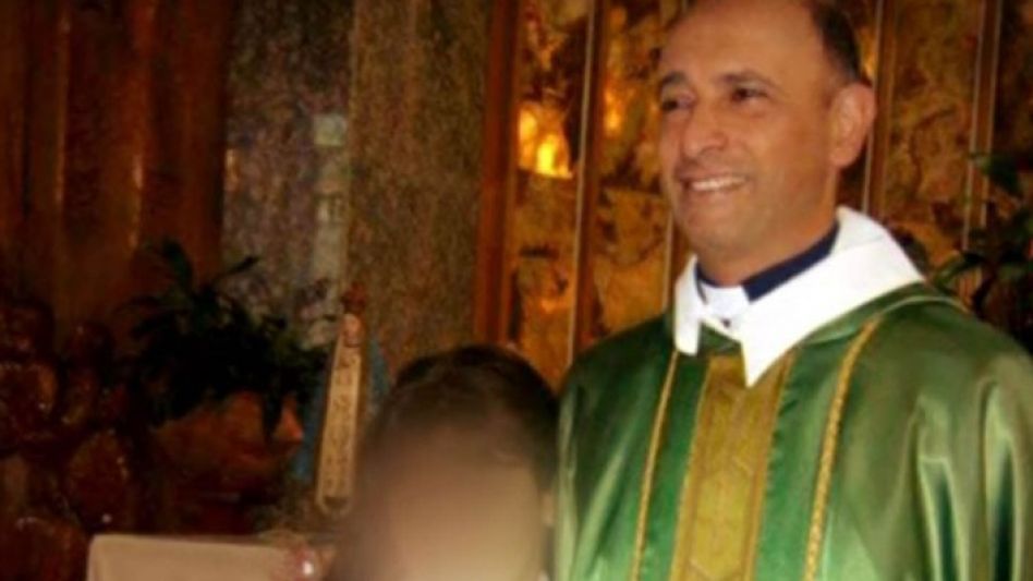 Fallo escandaloso: absuelven a ex cura acusado de abusar de una joven durante 9 años